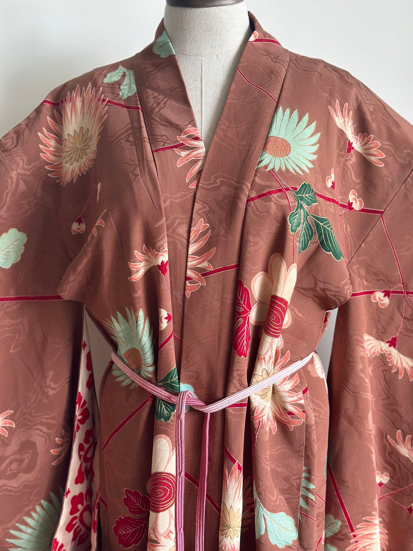 Chrysanthemum with contrast fringe