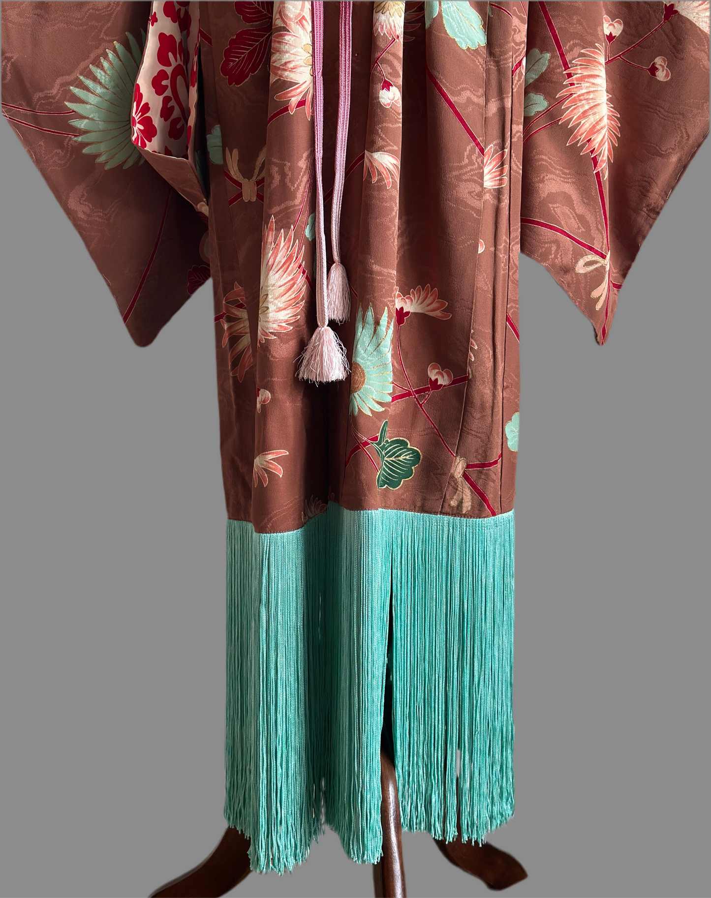 Chrysanthemum with contrast fringe 