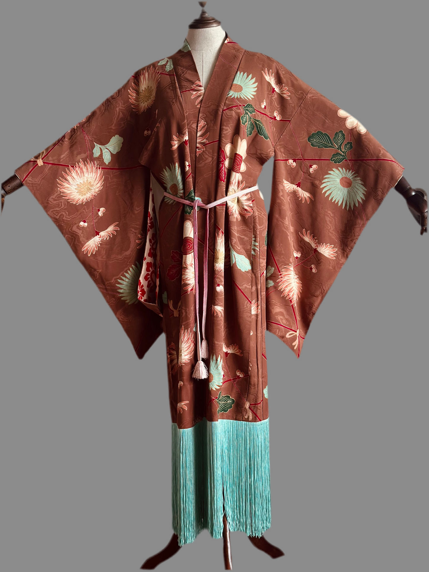 Chrysanthemum with contrast fringe 